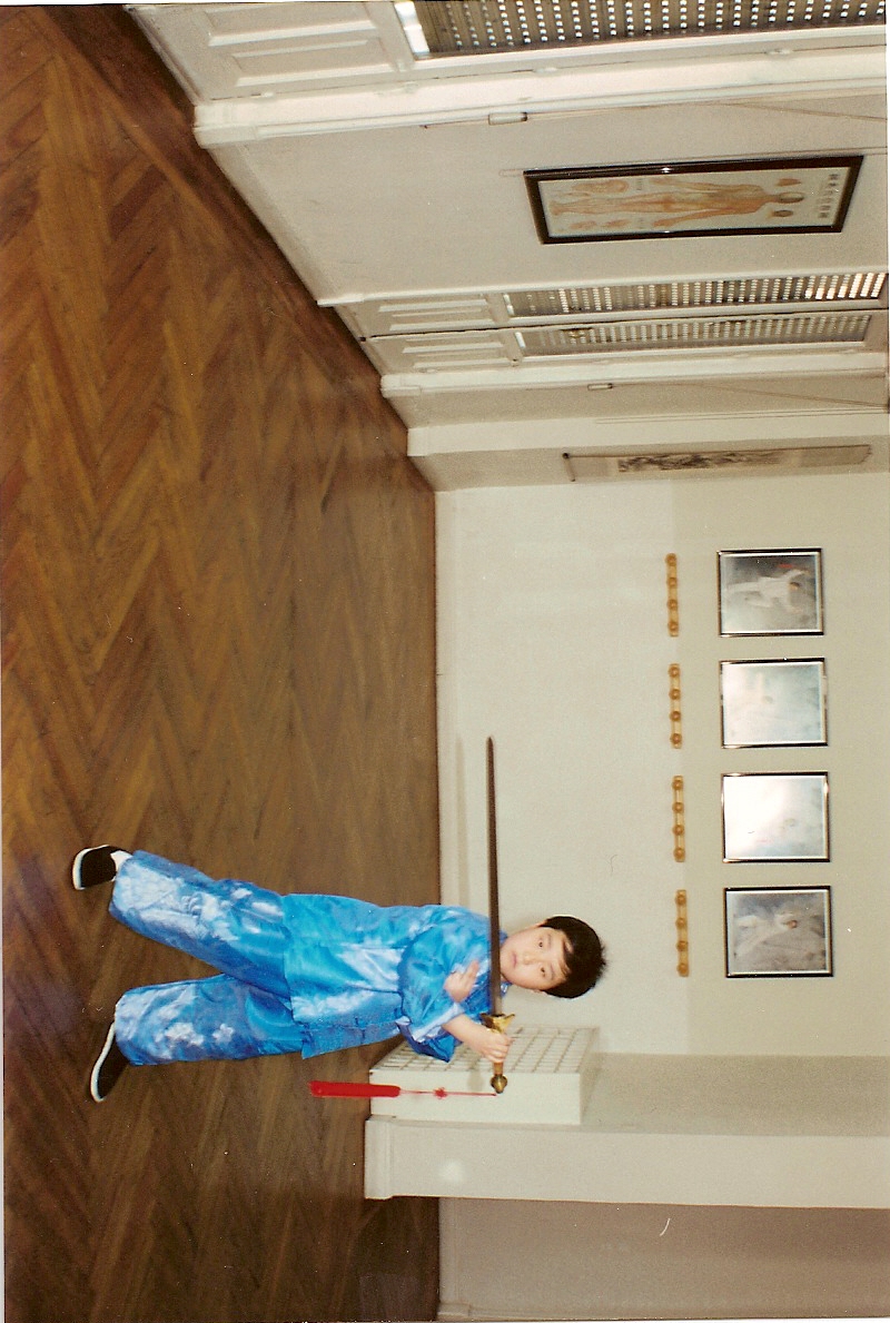Fotografía de infancia del Maestro Xioda durante entrenamiento de espada