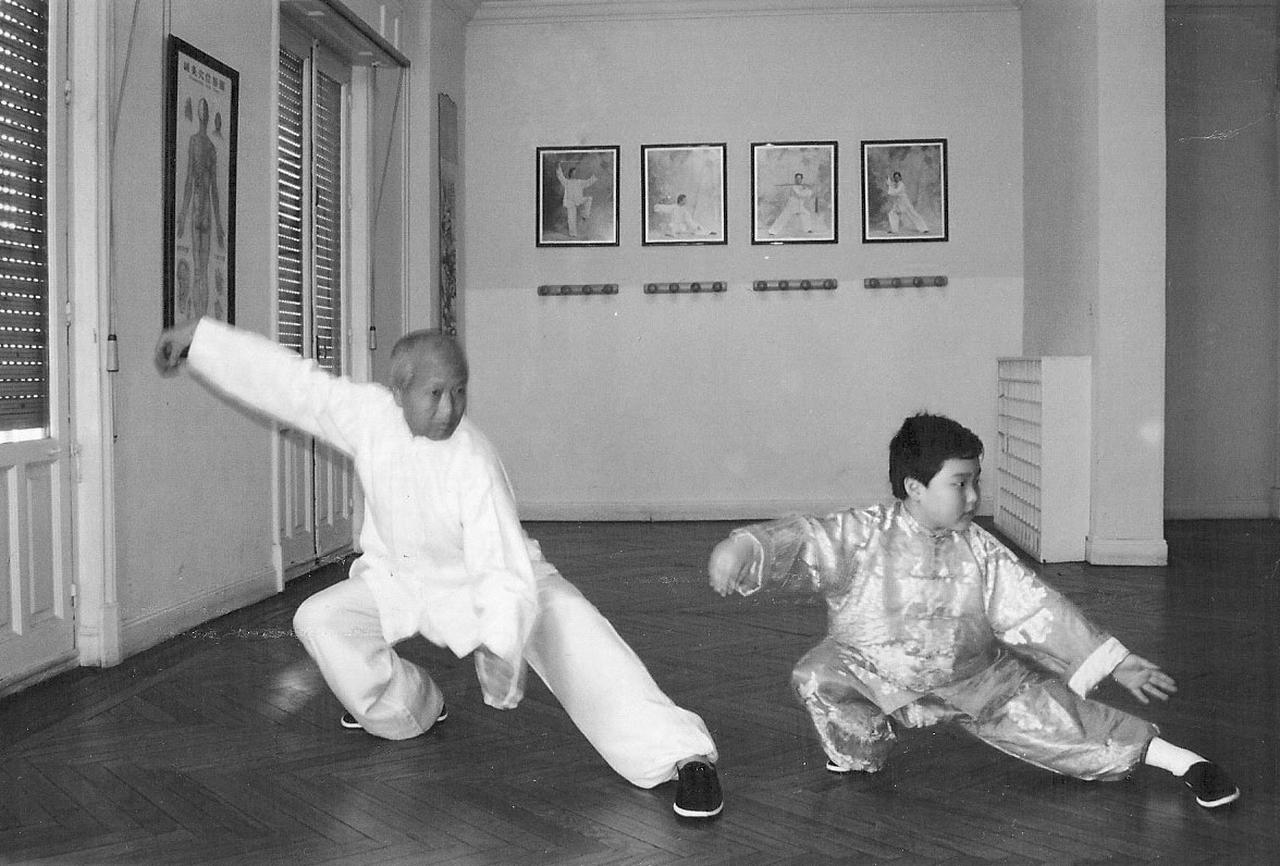 Fotografía de infancia del Maestro Xioda con Liu Yin Sheng