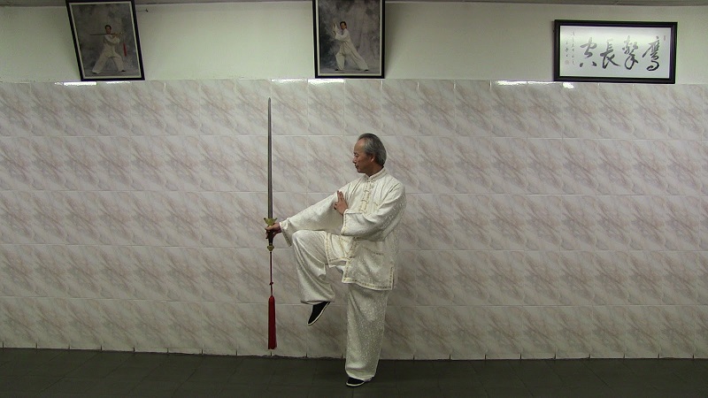 Maestro practicando Tai Chi con espada (Taichijian)